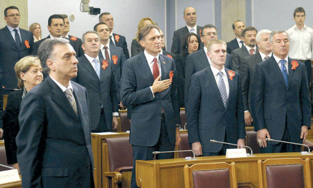 ДРЖАВА СЕ МОРА ПОШТОВАТИ: Премијер ЦГ о кажњавању оних који не устану приликом интонирања химне